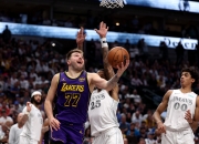 蜂鸟电竞-清晨突围战来临；洛杉矶湖人围绕亚冠战术微调；压力陡增；身体对抗强度拉满(湖人季前赛首秀)