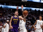 蜂鸟电竞-清晨突围战来临；洛杉矶湖人围绕亚冠战术微调；压力陡增；身体对抗强度拉满(湖人季前赛首秀)